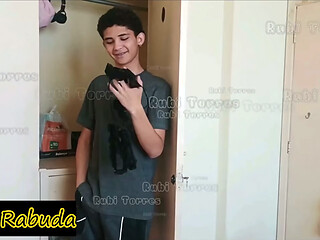 G&oacute_tica de bunda enorme e deliciosa abre o cu pro garoto virgem de dezoito anos - Erick Rosa arromba o cuz&atilde_o da g&oacute_tica gostosa e perde a virgindade hoje.