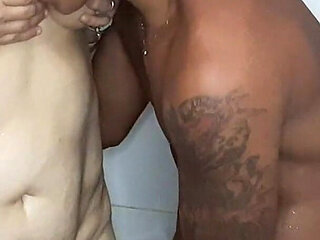 Follamos En La Ducha Mientras El Cornudo De Su Esposo Graba