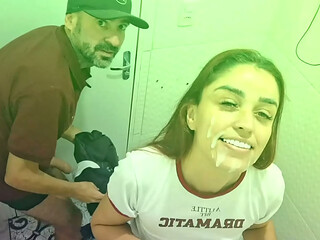Safada fode com desconhecido no banheiro p&uacute_blico!