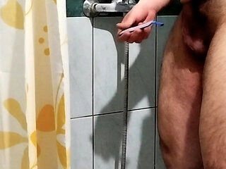 Young Gay trimming his bush