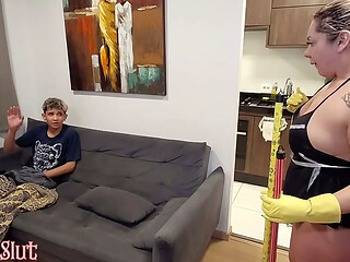 Empregada Coroa da o C&uacute_ gostoso para Filho do patr&atilde_o (VIDEO COMPLETO NO RED)