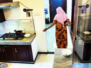 Adik berhijab memanggil saudari suami untuk memeriksa gas tidak bekerja. Pasangan bulan madu nikmat di dapur