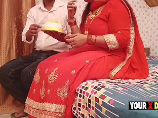 Stepmom ki anniversary pe baap nahi tha bete ne manaayi suhaagraat cake kaat kar