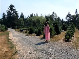 Curvy milf shows off her massive booty while walking and peeing