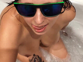 Real Married MILF Sucked and Jerked Me off While Her Husband Was at Work. I Really Want to Fuck Her