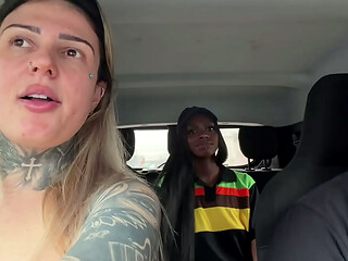 na frete do burguekiing chamei a gerente pra ser atriz porno se beijamos e se chupamos muto ate gozar em publico ela sentou muito na pica do meu marido ate ele gozar dentro dela