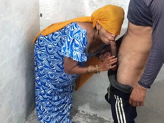 Hot Desi Bhabhi Gand Chudwati Hai