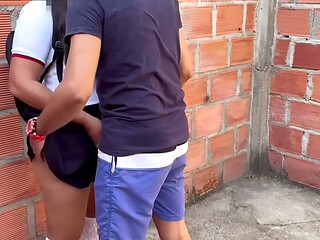 Estudiante culona se escapa de la escuela para follar de pie al aire libre con su novio pervertido