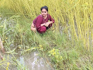 Video of hardly fucking a beautiful Indian auntie from the village at her home.