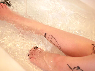 Hot Time in the Bath by Red Head Girl and Electric Fetish