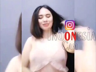 Brunette Tante Kimaya Agatha