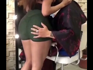 MI VECINO DE LA BARBERIA SIEMPRE PASA A CORTARSE EL CABELO Y TERMINA METIENDOME EL PENE HASTA QUE ME DEJA ESCURRIENDO DE TODO SU SEMEN Y ME DEJA BIEN ABIERTA ANALMENTE DESPUES DE TODA LA SESION SEXUAL