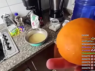 El cristianghost culea con la Cyntia mientras hacen un Queque