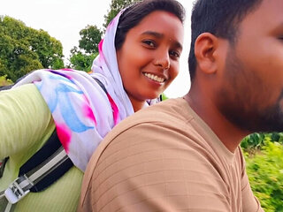 Desi Bhabhi College Girl Outdoor Sex - Permi Pooja Hot Boobs Sucking in Public Jungle