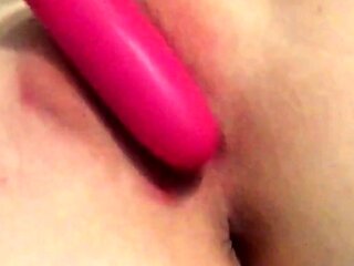 Den store danske babe leger med dildo i 10 minutter