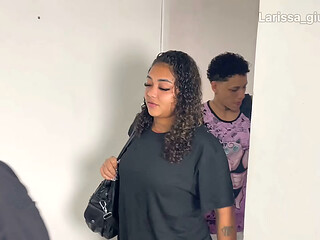 Latina safada faz sexo com a cunhada enquanto o corno do marido tira uma soneca na cama ao lado - COMPLETO NO RED