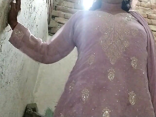 Desi aunty ko kapde badalte bade bade boobs dabaya
