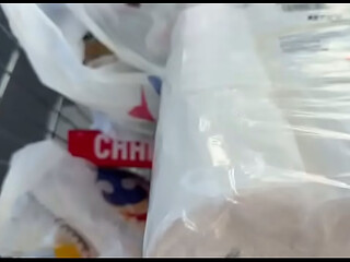 Encontrei uma mo&ccedil_a saindo da escola no estacionamento do supermercado ofereci um chocolate pra ela foder comigo no carro ! Ela quis ir na minha casa pra foder e gozar dentro da bucetinha