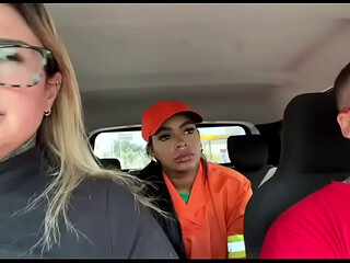 Carioca em S&atilde_o Paulo trabalhando de gari ! N&atilde_o pensou duas vezes em ser atriz porno ! Pegou uma carona at&eacute_ o studio e j&aacute_ come&ccedil_ou a passar a mao na buceta e molho tudo de porra antes mesmo de chegar no