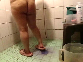 mi cu&ntilde_ada olvid&oacute_ cerrar la puerta y aprovech&eacute_ para espiarla, de repente ella dijo: YA TE V&Iacute_ PASA NO SEAS TIMIDO CU&Ntilde_ADO, REAL VOYEUR LATINO en HD CASERO