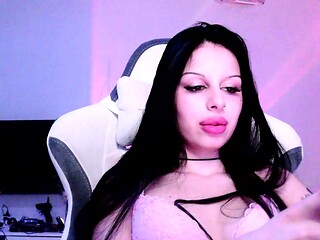 Brunette Tranny jerking in hard dick in solo Webcam