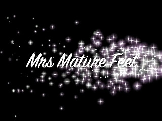 Mrs Mature Feet Getting Ready to Shower 556