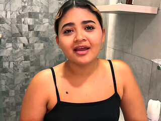 Hermanastra Insegura por sus Tetas Peque&ntilde_as Termina Follando con su Hermanastro