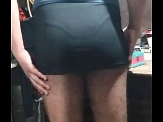 Gay usando minifalda con tanga