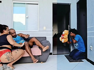 Meu namorado bobo me trouxe um presente romantico e mim encontrou fodendo seu irmao no Dia dos Namorados eu prefiro um pau grande no cu