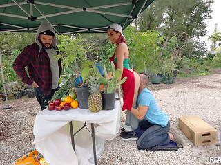 Roxie Sinner gets fucked and stuffed with corn at the market while Peter Fitzwell eats her out in public
