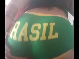 Gostosa brasileira em clima de Copa do Mundo mostrando os brinquedos sexuais e rebolando tarada