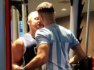 EN EL GYM SE CORRE EN MI CULO!! Estabamos cachondos en el gimnasio y mi entrenador me acompa&ntilde_a a casa...