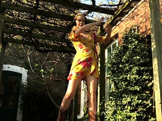 amateur blonde solo webcam