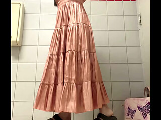 piss in toilet room