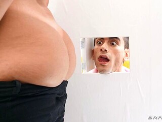 Aesthetic curvy doll with big ass Taylee Wood likes anal fuck