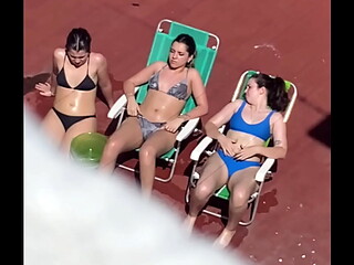 Vecinas tomando sol en la terraza parte 2