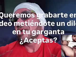 Le ofrecimos a chacal mexicano de las barras insurgentes pagarle unos pesos si se dejaba grabar en video gay meti&eacute_ndose un dildo hasta la garganta y dejarse tomar fotos calientes para sitios porno gay