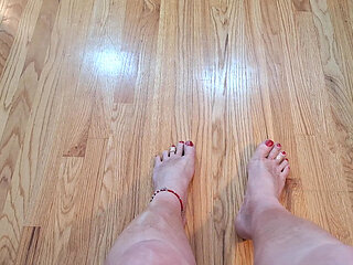 Red toe nails, gold toe rings and an anklet!