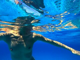 Stunning Girl Swims Nude on Public Beach