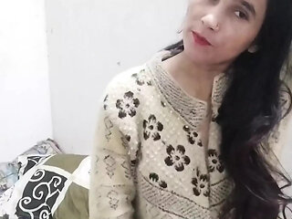 Desi aunty ko saman dene ke bahane pel diya
