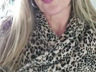 British mature MILF warms up with huge cock