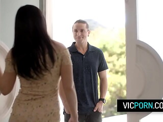 Pregnant housewife Jennifer White fucks with her neighbor