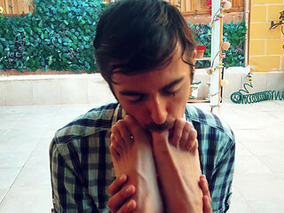 Worshipping Lucas : Intense feet service and licking