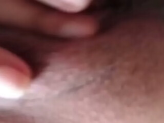 QUE LINDA VAGINA QUE TIENE ESTA RICA FLACA MIRA COMO SE MASTURBA CON UN DILDO