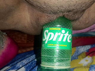 Desi Bhabhi ke choot me Bottel