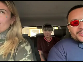 Estava esperando &ocirc_nibus e uma vendedora de bolo de pote ! Perguntei se ela aceitaria ser atriz porno ela toda molhadinha entrou dentro do carro j&aacute_ tirando a roupa e mando foder pegou na minha buceta d