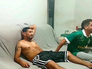 Ele disse pra esposa que ia assistir jogo em casa (COMPLETO NO RED)