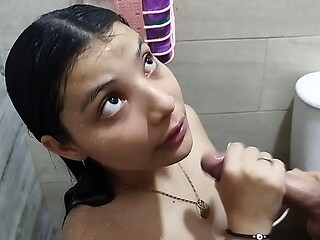 hermanastra sexy en su ducha caliente se pone cachonda y su hermanastro la esp&iacute_a, pero ella le da una mamada para tragarse su leche - Porno en espanol