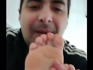 Joven le chupa los pies a su novia