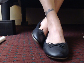 Super cute black ballet flats and toe wiggling